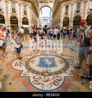 Blick auf den Platz der Turin Wappen in der Galleria Vittorio Emanuele II in Mailand, Italien. Stockfoto