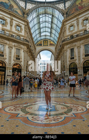 Vertikale Blick in die Galleria Vittorio Emanuele II in Mailand, Italien. Stockfoto