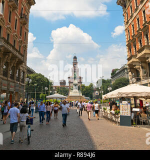 Platz streetview des Castello Sforzesco und Torre del Filarete in Mailand, Italien. Stockfoto