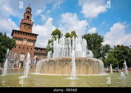 Horizontale Ansicht des Castello Sforzesco und Torre del Filarete in Mailand, Italien. Stockfoto