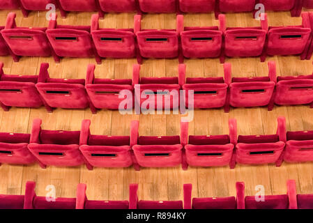 Horizontale Ansicht der Zeilen der leeren Sitze im Zuschauerraum. Stockfoto