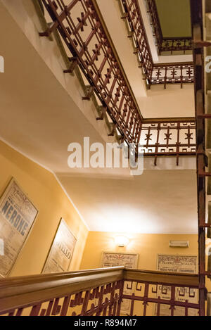 Vertikale Ansicht die Treppe hinauf von La Scala in Mailand, Italien. Stockfoto