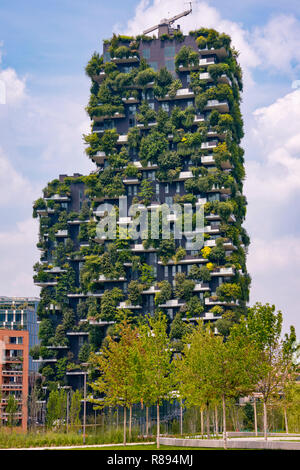 Horizontal Vertikal Blick auf den Platz der Bosco Verticale in Mailand, Italien. Stockfoto