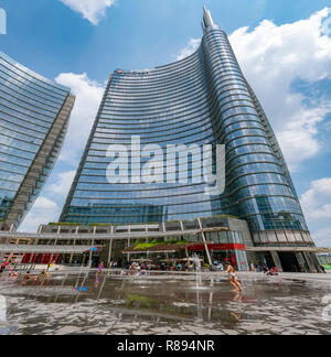 Blick auf den Platz der UniCredit Turm in Mailand, Italien. Stockfoto