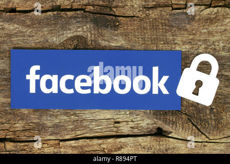 Kiew, Ukraine - Mai 04, 2017: Facebook Logo mit Schloss auf Papier gedruckt und auf alten Holz- Hintergrund. Facebook Sicherheit und Datenschutz. Stockfoto