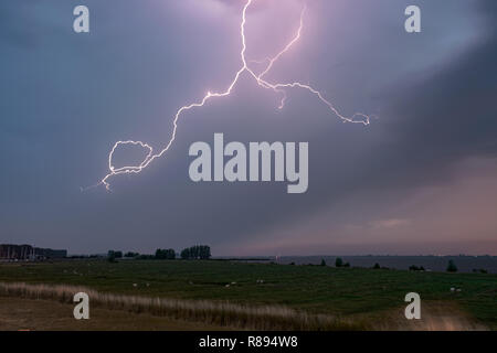 Hellen Blitz in den Wolken bei einem schweren Gewitter in Holland. Während eines Sturms chase in der Provinz Zeeland, Niederlande Phographed. Stockfoto