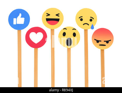 Kiew, Ukraine - September 27, 2018: Facebook wie Knopf 6 einfühlsam Emoji Reaktionen auf Papier gedruckt, geschnitten und auf Holzstäbchen. Stockfoto