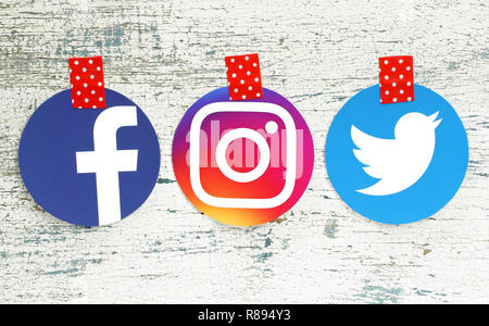 Kiew, Ukraine - September 27, 2018: Facebook, Instagram und Twitter runde Symbole auf Papier gedruckt und mit rotem Klebeband auf alten Holz Stockfoto