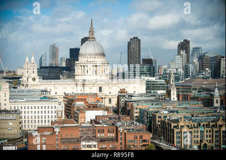 Sonnige Aussicht auf die Skyline von Central London dominiert von der barocken Kuppel der St. Paul's Cathedral Stockfoto