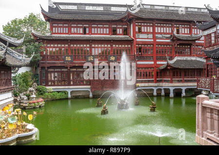 Mehrere stream Brunnen im Teich im Vordergrund der Yu Yuan (yuyuan) Basar, Shanghai, China. Stockfoto
