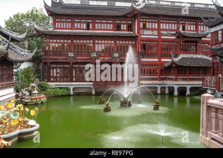 Mehrere stream Brunnen im Teich im Vordergrund der Yu Yuan (yuyuan) Basar, Shanghai, China. Stockfoto