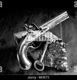 Englisch flintlock Pistol und Gefängniswärter Schlüssel in der Anfang 1800 in Schwarz und Weiß. Stockfoto