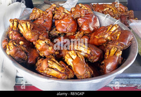 BBQ Schweinefleisch Füßen einen bevorzugten Asiatischen Street Food. Stockfoto