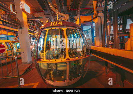 Hongkong - November 29, 2018: Touristen reisen in die Seilbahn im Ocean Park. Stockfoto