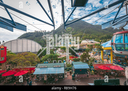 Hongkong - November 29, 2018: Touristen reisen in die Seilbahn im Ocean Park. Stockfoto