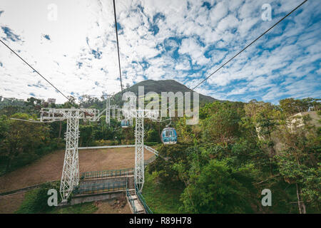 Hongkong - November 29, 2018: Touristen reisen in die Seilbahn im Ocean Park. Stockfoto