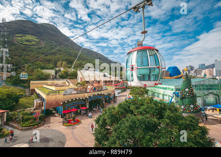 Hongkong - November 29, 2018: Touristen reisen in die Seilbahn im Ocean Park. Stockfoto