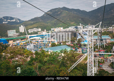 Hongkong - November 29, 2018: Touristen reisen in die Seilbahn im Ocean Park. Stockfoto