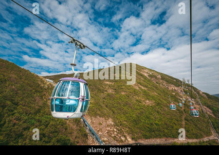 Hongkong - November 29, 2018: Touristen reisen in die Seilbahn im Ocean Park. Stockfoto