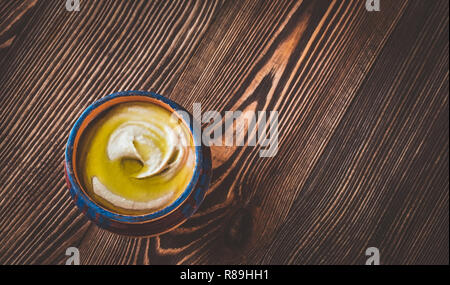 Schüssel mit Hummus auf einem Tisch Stockfoto