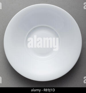 Keramisches Geschirr Teller auf weißem Hintergrund Stockfoto