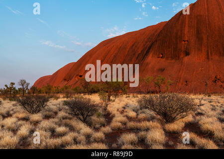 Die herrlichen und berühmten Uluru im roten Zentrum Australiens. Stockfoto