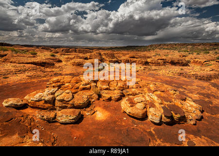 Spektakuläre Kuppeln entlang der Rim-Spaziergang im Watarrka National Park. Stockfoto