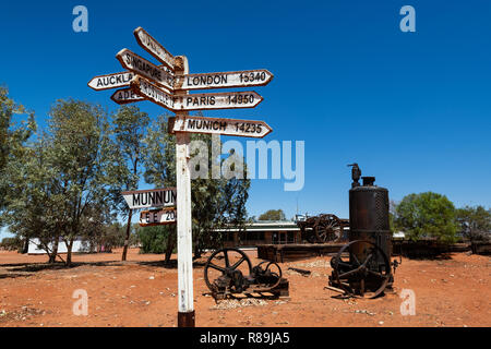 Mit Richtungen und Entfernungen in der Mitte von William Creek unterzeichnen. Stockfoto