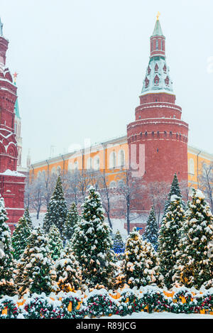 Blick auf den Roten Platz und das Historische Museum in Moskau im Winter, Russland Stockfoto