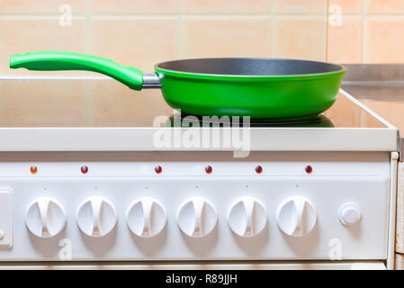 Cerankochfeld und grünen Bratpfanne in der Küche close up Stockfoto