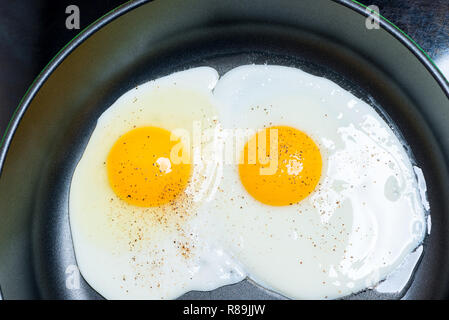 Spiegelei von zwei Eier gebraten in der Pfanne Top View close-up Stockfoto