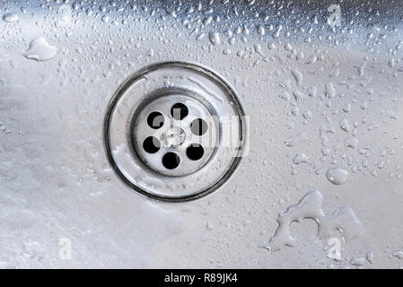 Entleeren der Küche aus Edelstahl Waschbecken Nahaufnahme Stockfoto