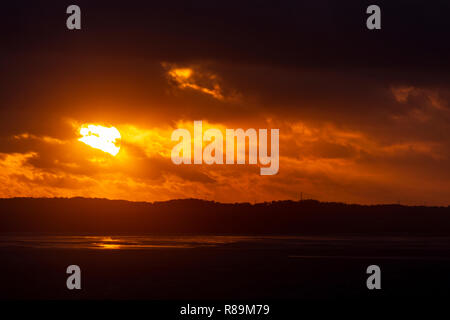 Sonnenuntergang mit Wolken über der Irischen See in Llandudno West Shore, North Wales Stockfoto