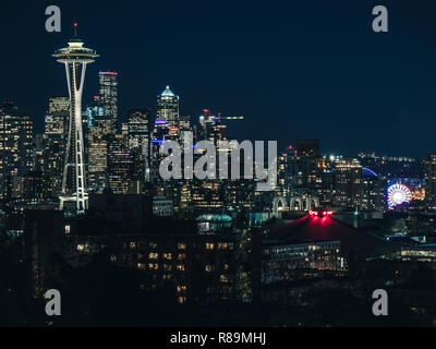 Nacht Panoramablick auf urbane Stadtbild im pazifischen Nordwesten Stockfoto