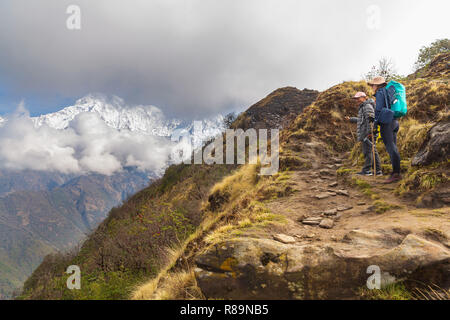 Zwei Wanderer auf Bergrücken, Trekking, Mardi Himal im Annapurna Himal, Nepal, Himalaya, Asien Stockfoto