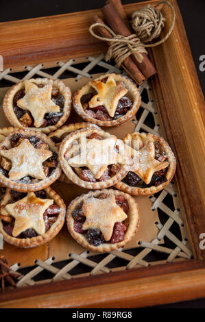 Mince Pies in einem Holzrahmen. Traditionelle Weihnachten backen. Stockfoto