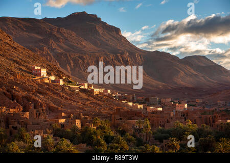 Marokko Todra-schlucht, Tinghir, Ait Zilal Dorf am frühen Morgen Sonnenlicht Stockfoto