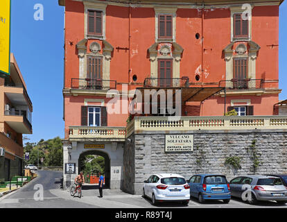 POZZUOLI, Italien - 23. Juni: Solfatara Vulkans in Pozzuoli am 23. Juni 2014. Eingang zum Campi Flegrei vulkanischen Gebiet noch strahlt Strahlen des Dampf- und Stockfoto