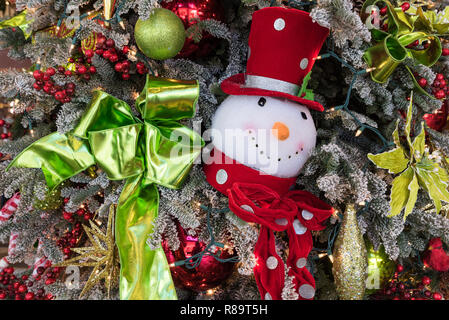 Frosty der Schneemann ornament am Weihnachtsbaum Stockfoto