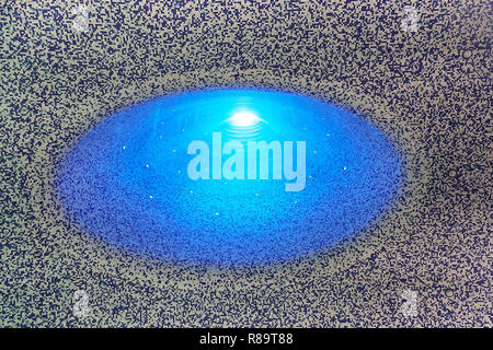 Neapel, Italien - 25. Juni: U-Bahnhof Toledo in Neapel am 25. Juni 2014. Oval Blue Hole den Zauber 'Brunnen des Lichts' in Toledo Kunst Station von spanischen Architekten Stockfoto