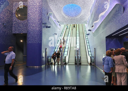 Neapel, Italien - 25. Juni: U-Bahnhof Toledo in Neapel am 25. Juni 2014. Fahrtreppen mit Pendler in Toledo Kunst Station entworfen von spanischen Architec Stockfoto