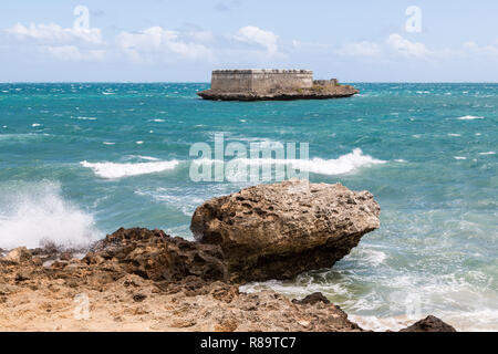 Sao Lourenco Blockhaus. San Lorenzo Island und Fort in der Nähe felsige Küste und der Küste von Mozambique Island, Küste des Indischen Ozeans. Portugiesisch Ostafrika Stockfoto