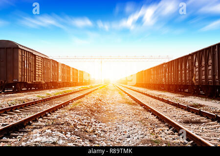 Schienen unter dem Himmelshintergrund Stockfoto