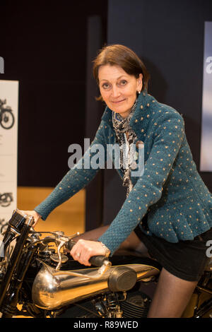 Bonhams hosts Eröffnungs "Frauen im Motorsport" Podiumsdiskussion mit Amy Ufer, (dargestellt) Elspeth Bart, Amelia Lewis und Jamie Chadwick, London UK Stockfoto