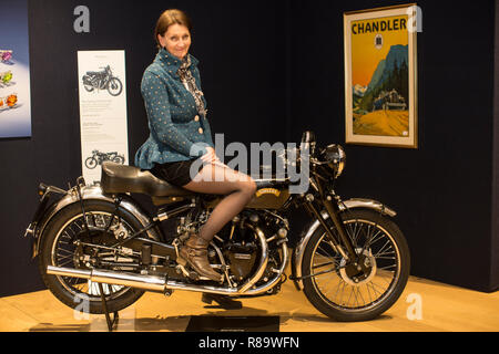 Bonhams hosts Eröffnungs "Frauen im Motorsport" Podiumsdiskussion mit Amy Ufer, Elspeth Bart, Amelia Lewis und Jamie Chadwick, Bonhams, Bond Street, UK Stockfoto