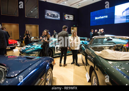 Bonhams hosts Eröffnungs "Frauen im Motorsport" Podiumsdiskussion mit Amy Ufer, Elspeth Bart, Amelia Lewis und Jamie Chadwick, Bonhams, Bond Street, UK Stockfoto