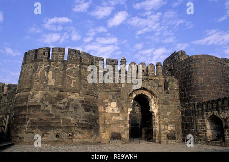 Massive Stärkung und Haupteingang des Daulatabad Fort, Mumbai, Maharashtra, Indien Stockfoto