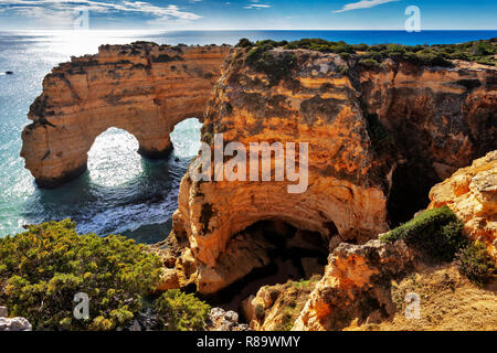 Strand und farbigen Felsen, Praia da Marinha, Carvoeiro, Algarve, Portugal Stockfoto