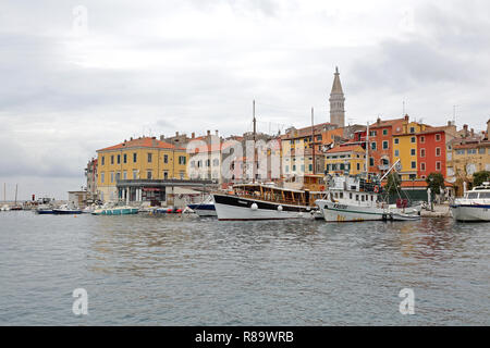 ROVINJ, KROATIEN - 15. Oktober: Die Stadt und der Hafen in Rovinj am 15. Oktober 2014. Bunte Häuser am Meer mit Booten in Rovinj, Kroatien. Stockfoto