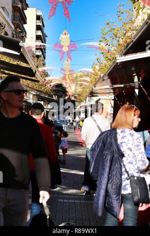 Jijona, Alicante, Spanien - Dezember 9, 2018: die Menschen zu Fuß und Kauf von traditionellen Nougat im Jijona Weihnachtsmarkt Stockfoto